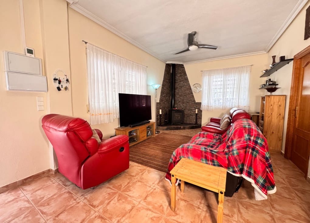 4 soveværelse Finca/Landehus til salg i Ojos med swimmingpool - € 220.000 (Ref: 9547185)