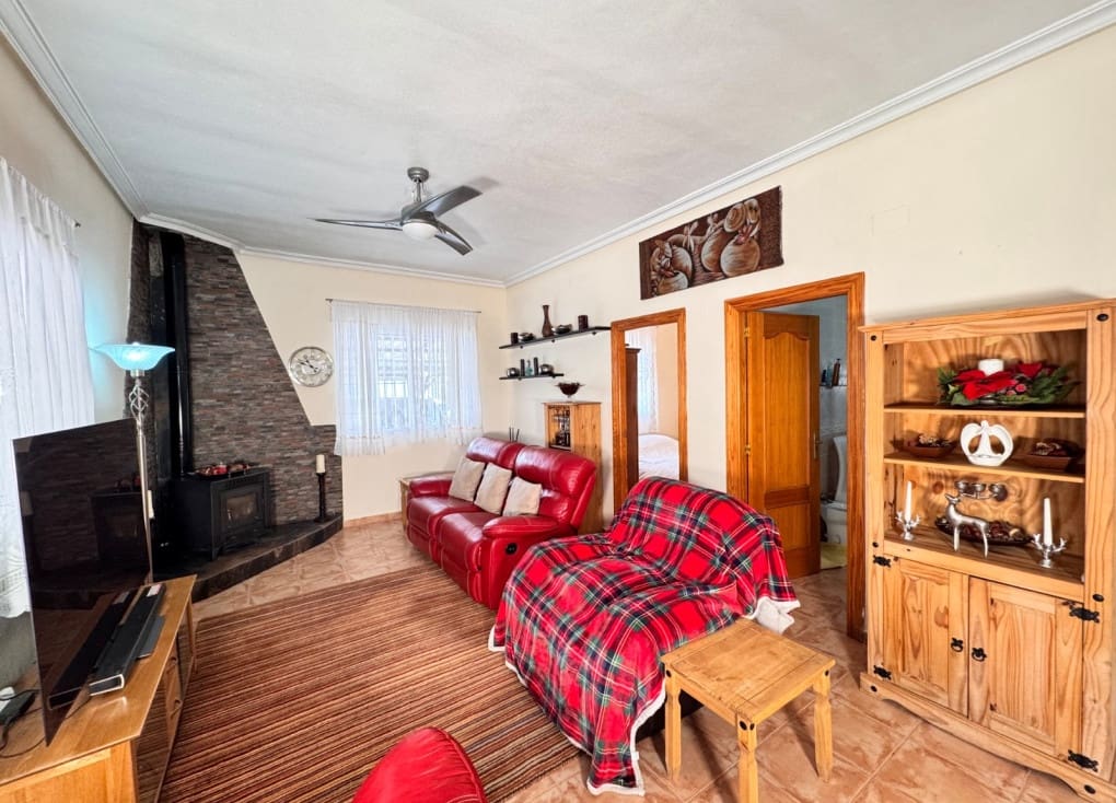 4 soveværelse Finca/Landehus til salg i Ojos med swimmingpool - € 220.000 (Ref: 9547185)