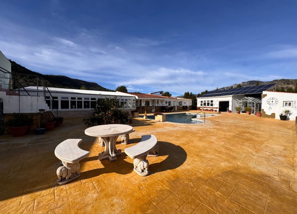 4 soveværelse Finca/Landehus til salg i Ojos med swimmingpool - € 220.000 (Ref: 9547185)