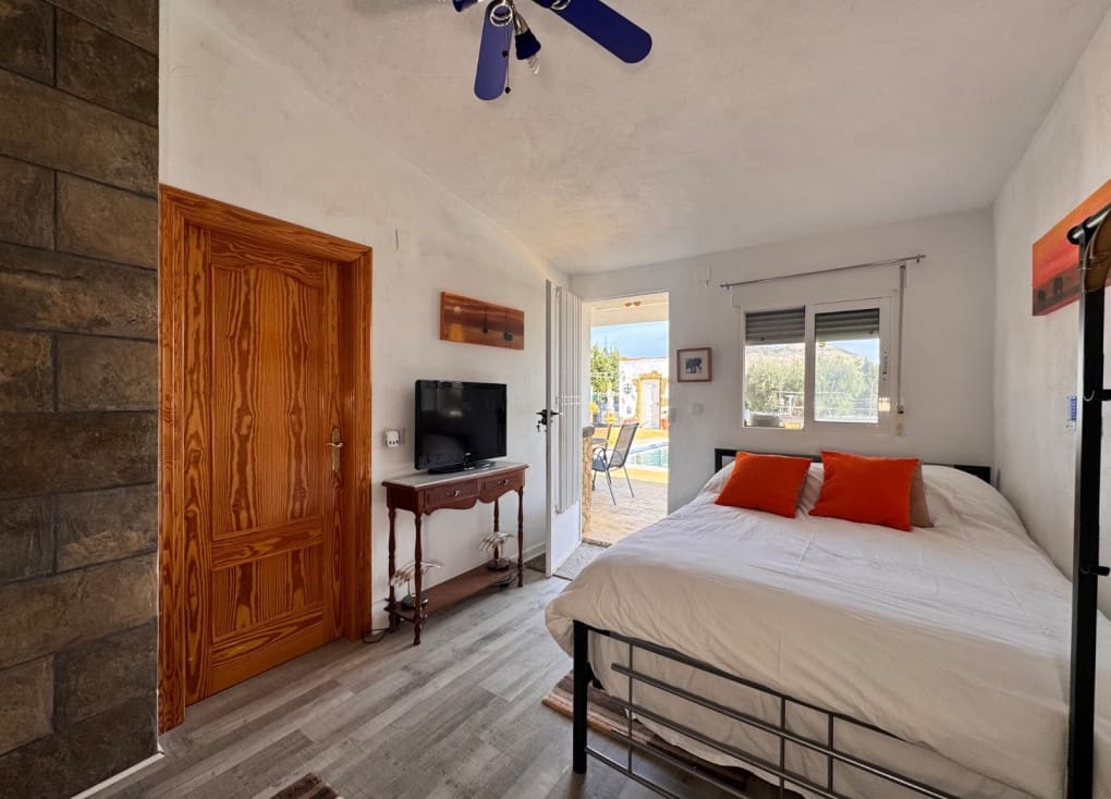 4 soveværelse Finca/Landehus til salg i Ojos med swimmingpool - € 220.000 (Ref: 9547185)