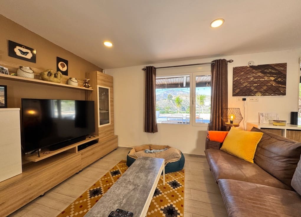 3 bedroom Villa for sale in Blanca with pool garage - € 199,000 (Ref: 9588039)