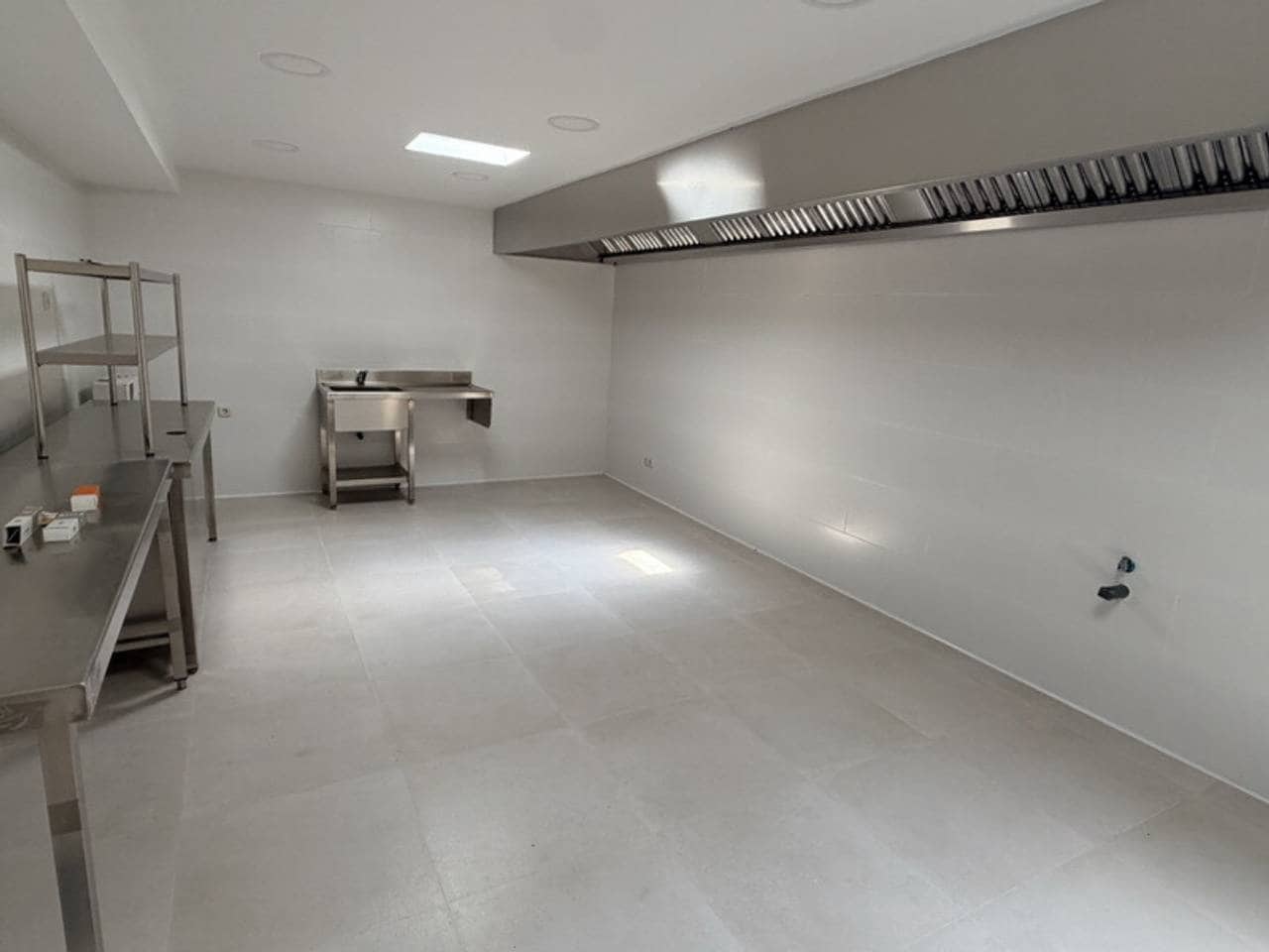 Commercial for rent in Velilla with garage - € 5,000 (Ref: 10006073)