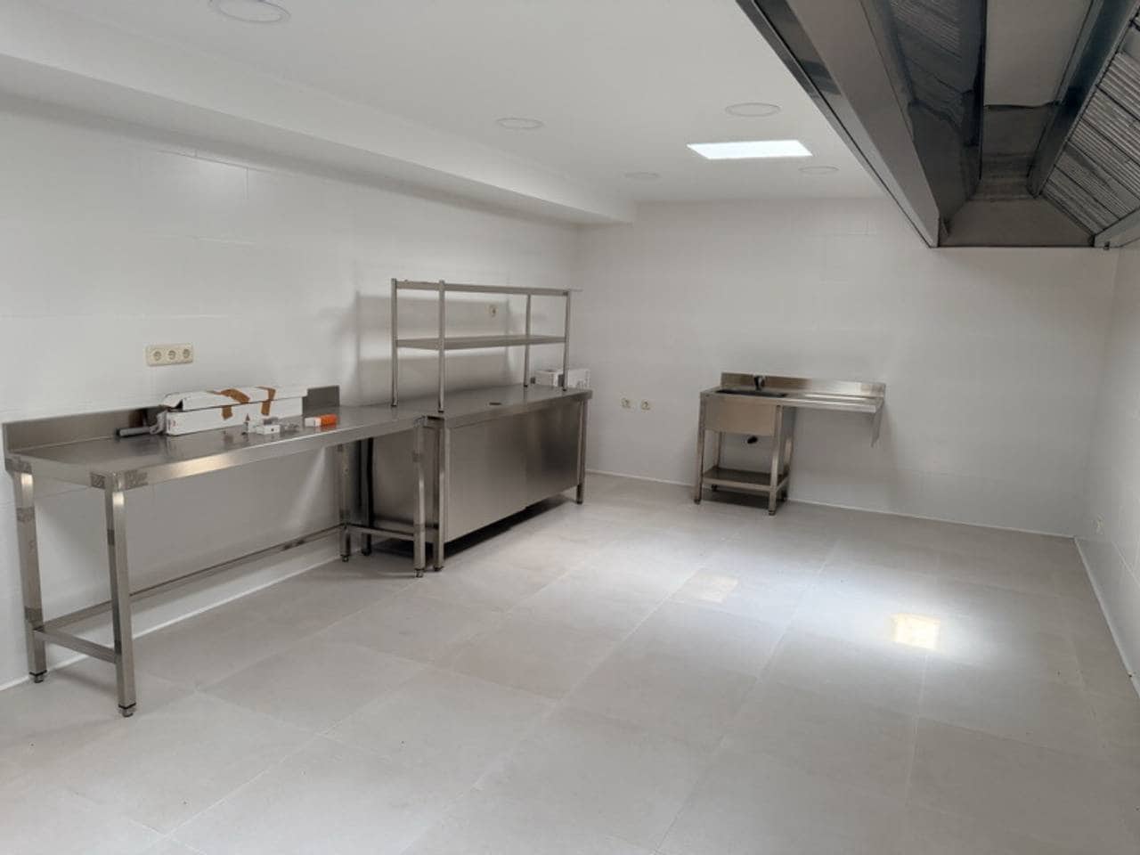Commercial for rent in Velilla with garage - € 5,000 (Ref: 10006073)