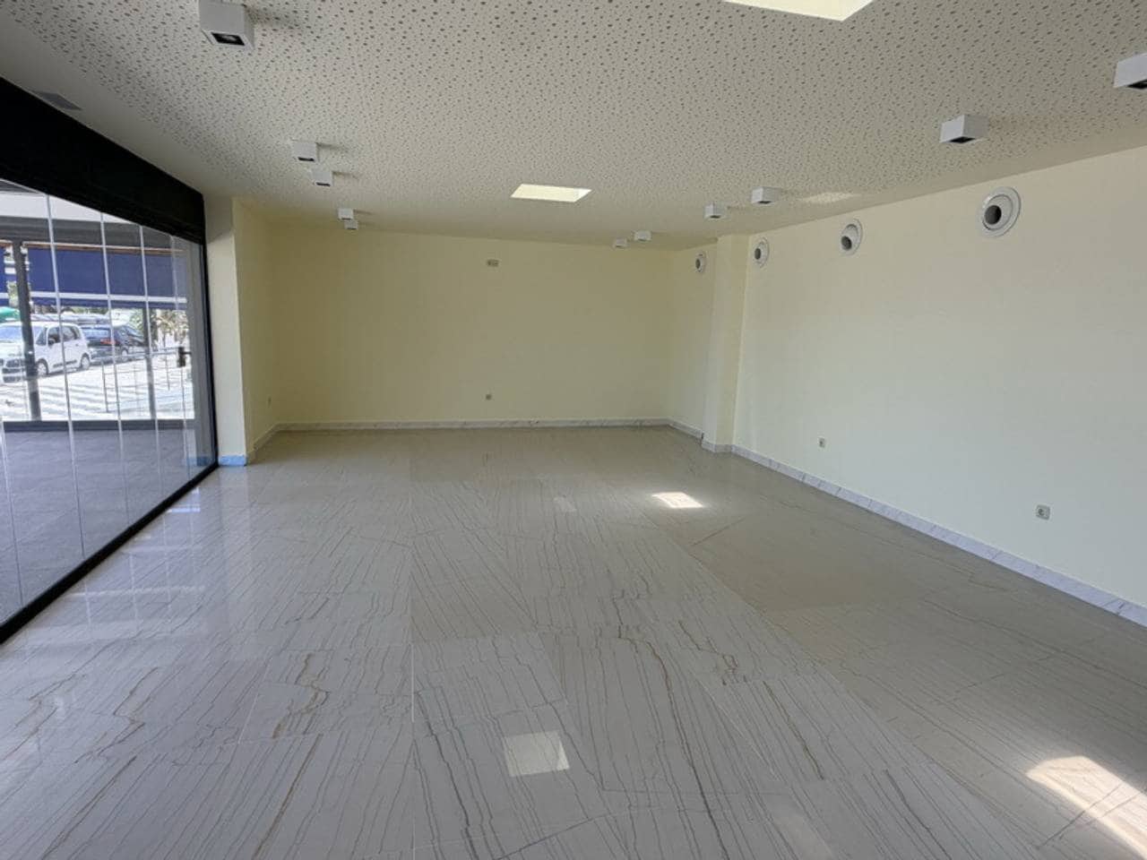 Commercial for rent in Velilla with garage - € 5,000 (Ref: 10006073)