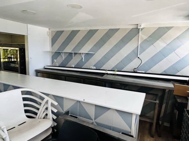 Local Commercial à vendre à Velilla, Almuñécar - 110 000 € (Ref: 8896105)