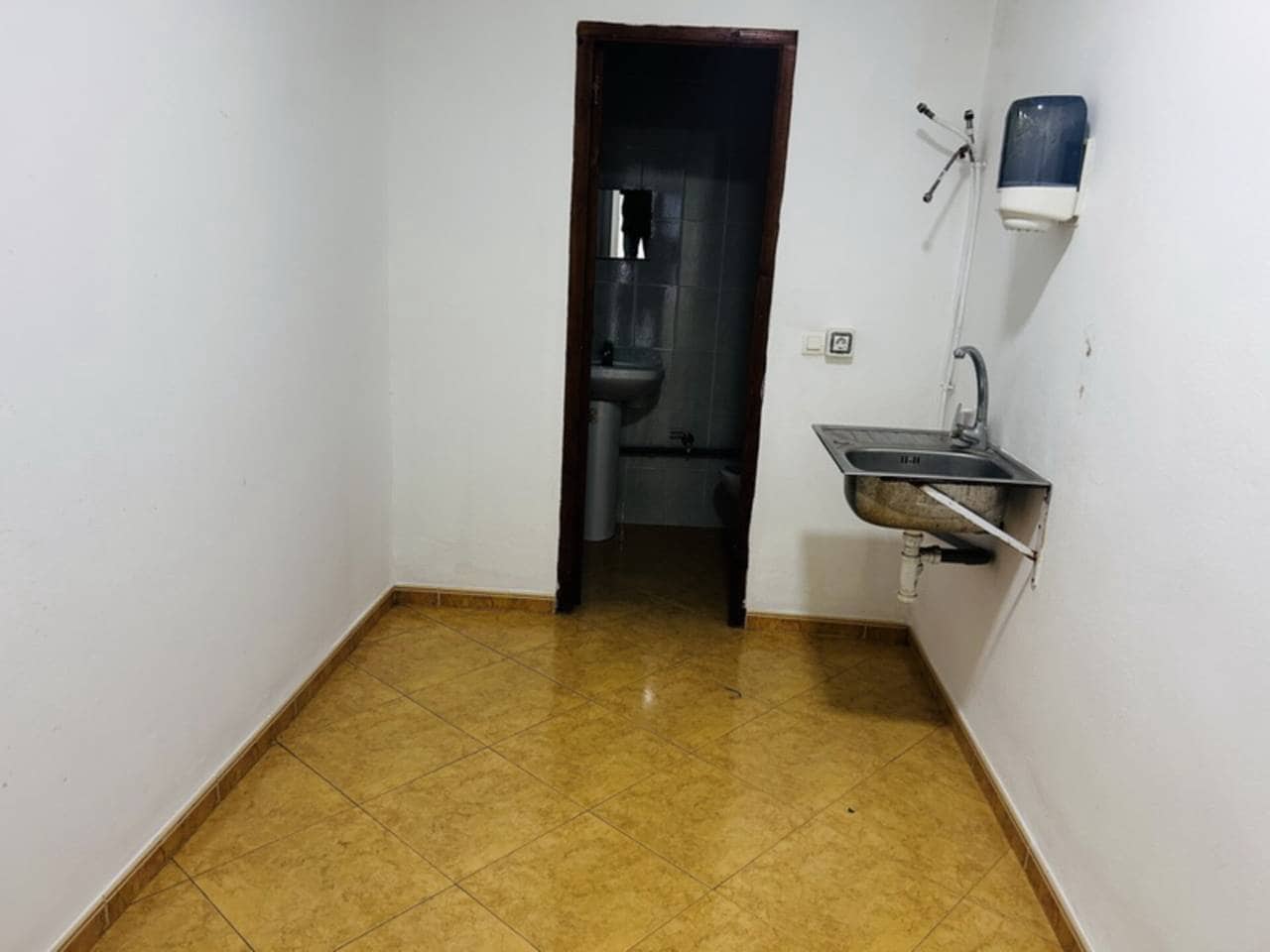 Commercial for rent in Almunecar - € 500 (Ref: 9473756)