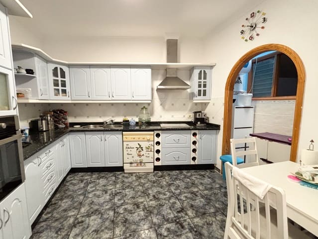 4 slaapkamer Huis te koop in Santa Lucía de Tirajana met garage - € 274.000 (Ref: 9203499)