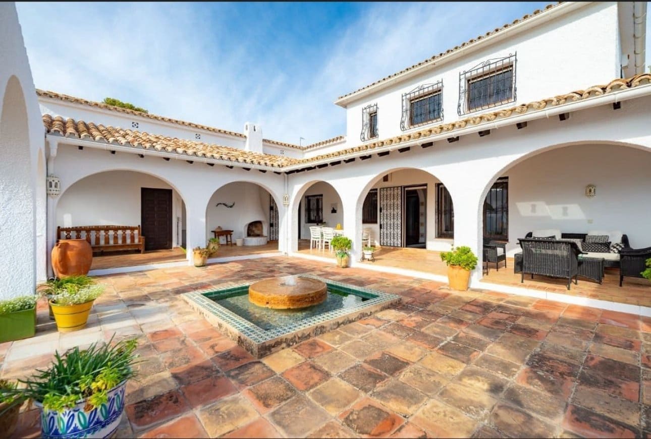5 bedroom Villa for sale in Moraira with pool garage - € 1,699,000 (Ref: 10023181)