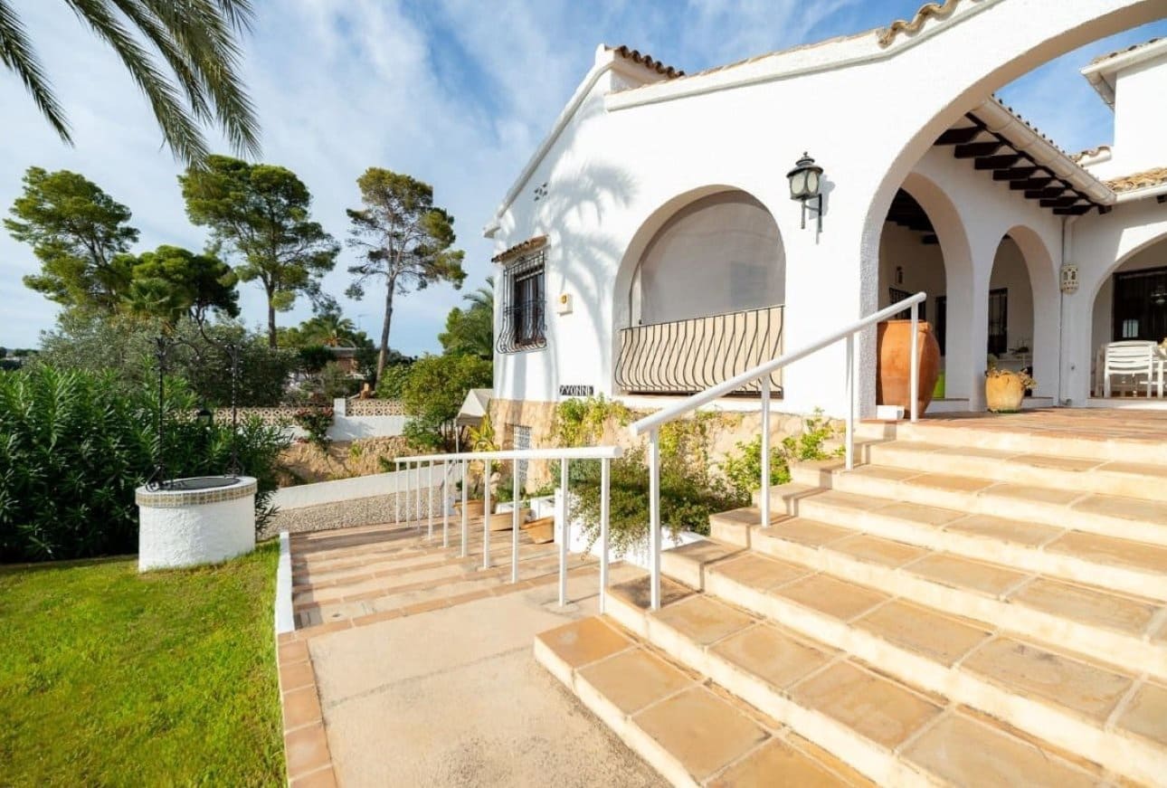 5 bedroom Villa for sale in Moraira with pool garage - € 1,699,000 (Ref: 10023181)