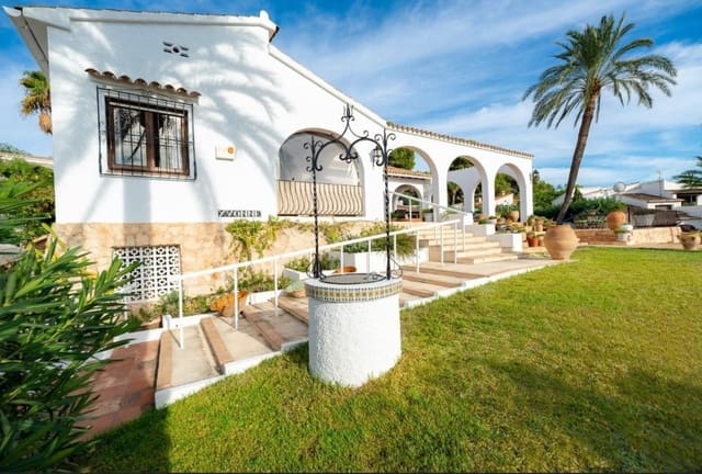 5 bedroom Villa for sale in Moraira, Teulada-Moraira with pool garage - € 1,699,000 (Ref: 10023181)