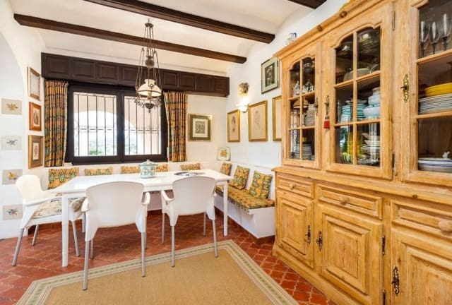 5 bedroom Villa for sale in Moraira, Teulada-Moraira with pool garage - € 1,699,000 (Ref: 10023181)