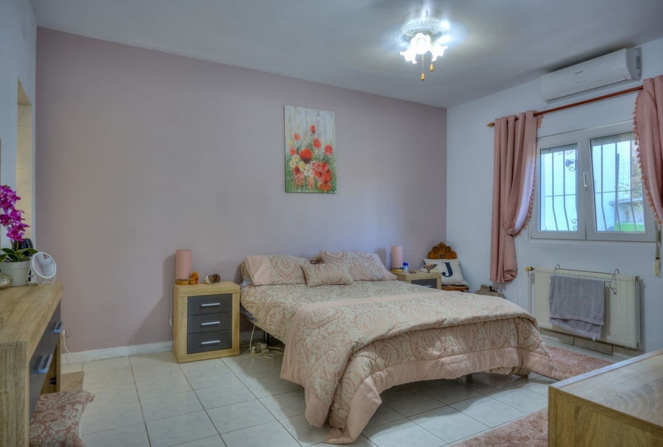 5 bedroom Villa for sale in Parcent with garage - € 360,000 (Ref: 10049796)