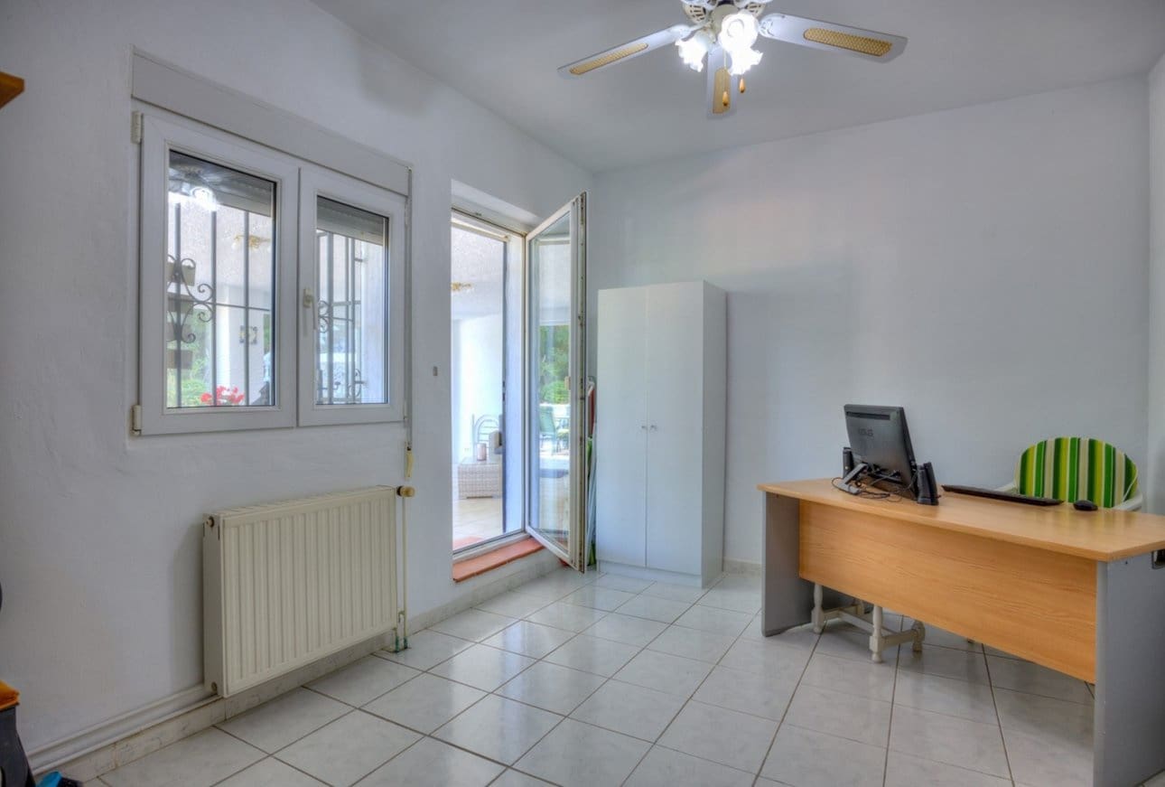 5 bedroom Villa for sale in Parcent with garage - € 360,000 (Ref: 10049796)