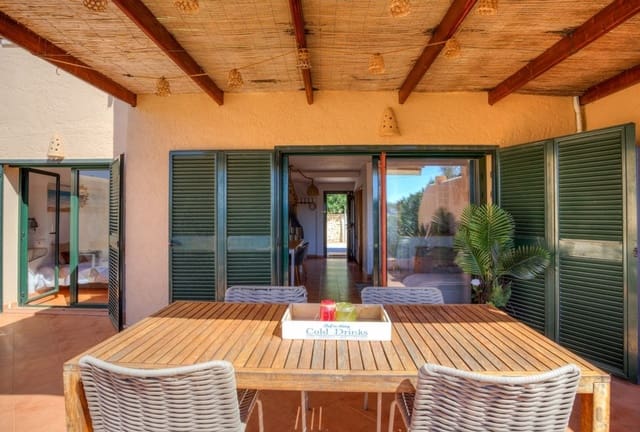 3 soveværelse Villa til salg i Moraira, Teulada-Moraira med swimmingpool garage - € 365.000 (Ref: 10144972)