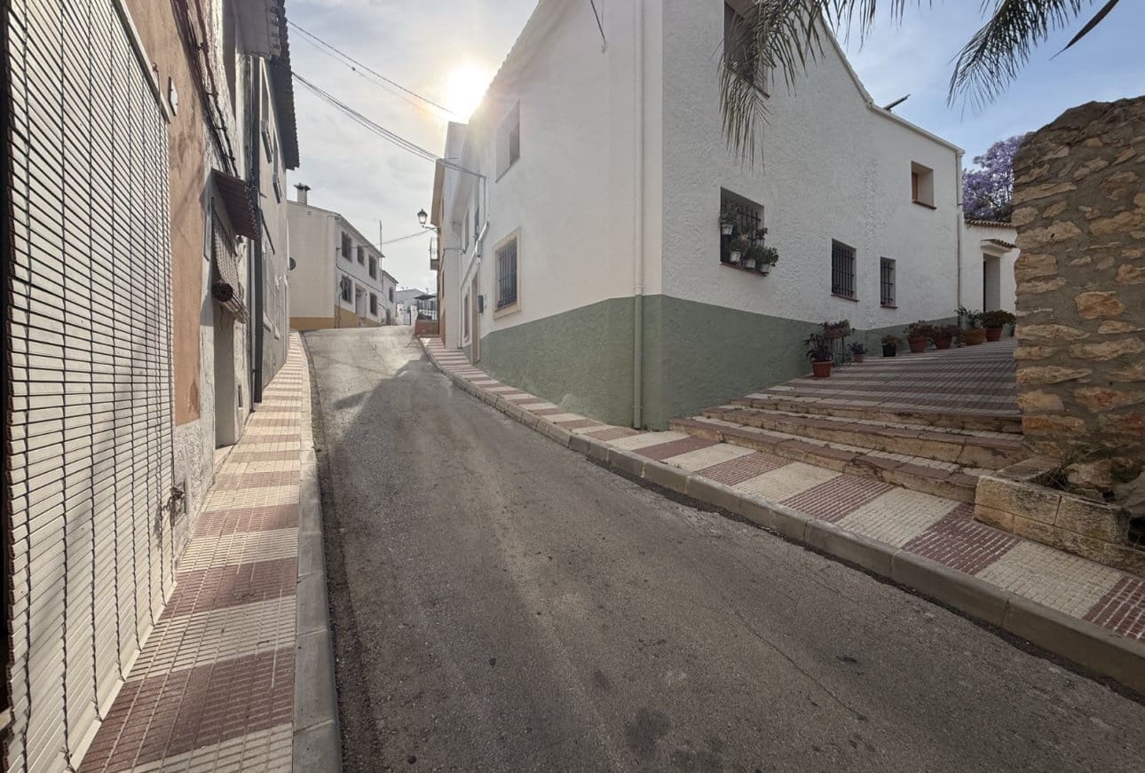 4 slaapkamer Huis te koop in Benissa - € 145.000 (Ref: 10175519)