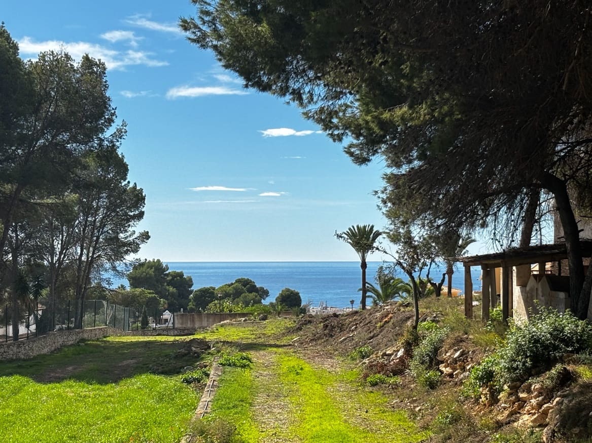 Grunde uden byggetilladelser til salg i Moraira - € 800.000 (Ref: 8936197)