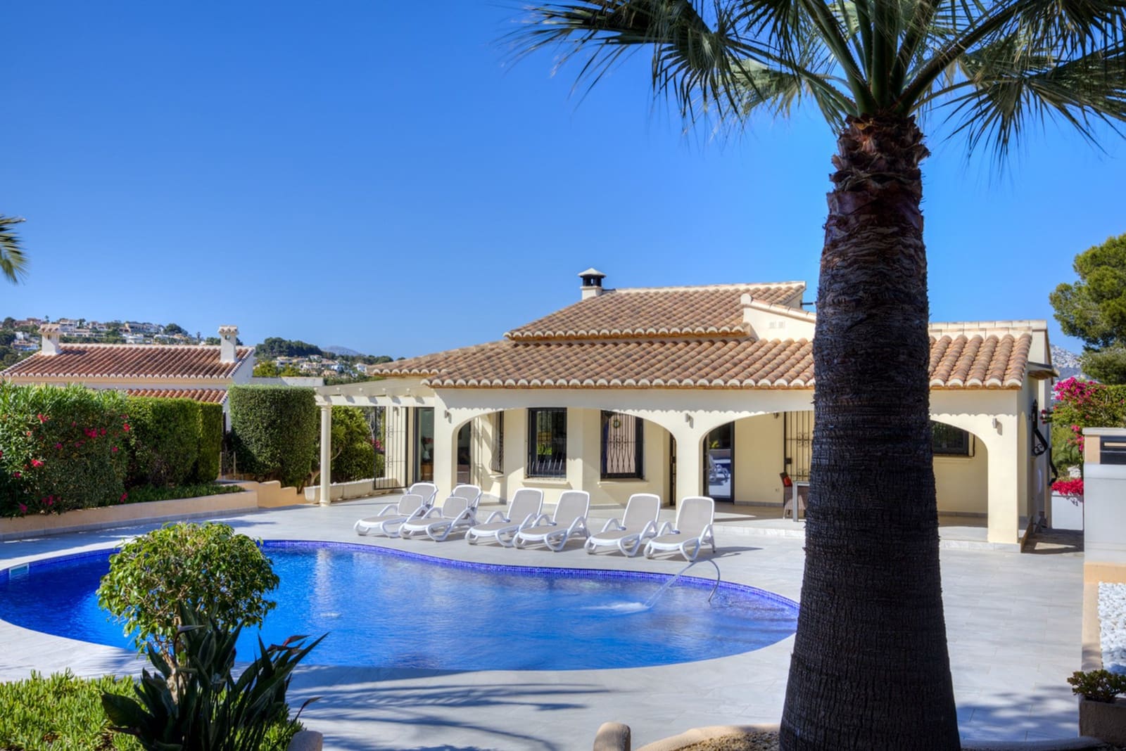 3 bedroom Villa for sale in Moraira with pool - € 1,100,000 (Ref: 8947595)