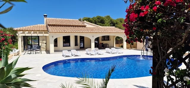 3 bedroom Villa for sale in Moraira, Teulada-Moraira with pool - € 1,100,000 (Ref: 8947595)