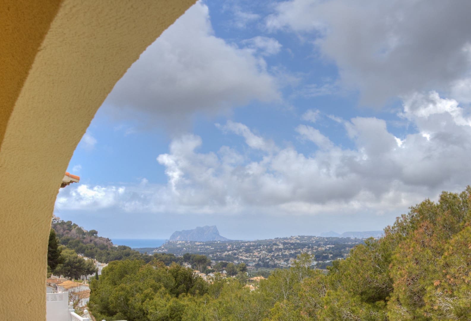 4 bedroom Villa for sale in Moraira with pool - € 560,000 (Ref: 8979912)