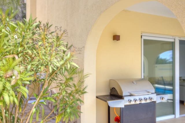 4 bedroom Villa for sale in Moraira, Teulada-Moraira with pool - € 560,000 (Ref: 8979912)