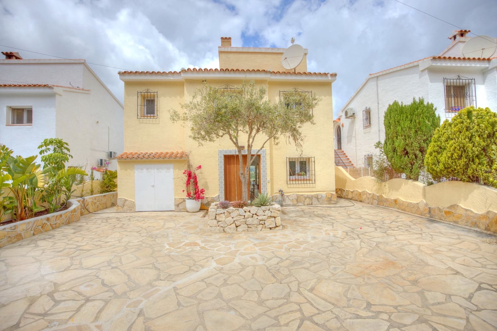 4 bedroom Villa for sale in Moraira with pool - € 560,000 (Ref: 8979912)