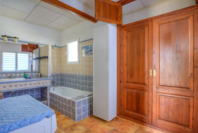 4 soverom Villa til salgs i Moraira, Teulada-Moraira med svømmebasseng garasje - € 565 000 (Ref: 9348052)