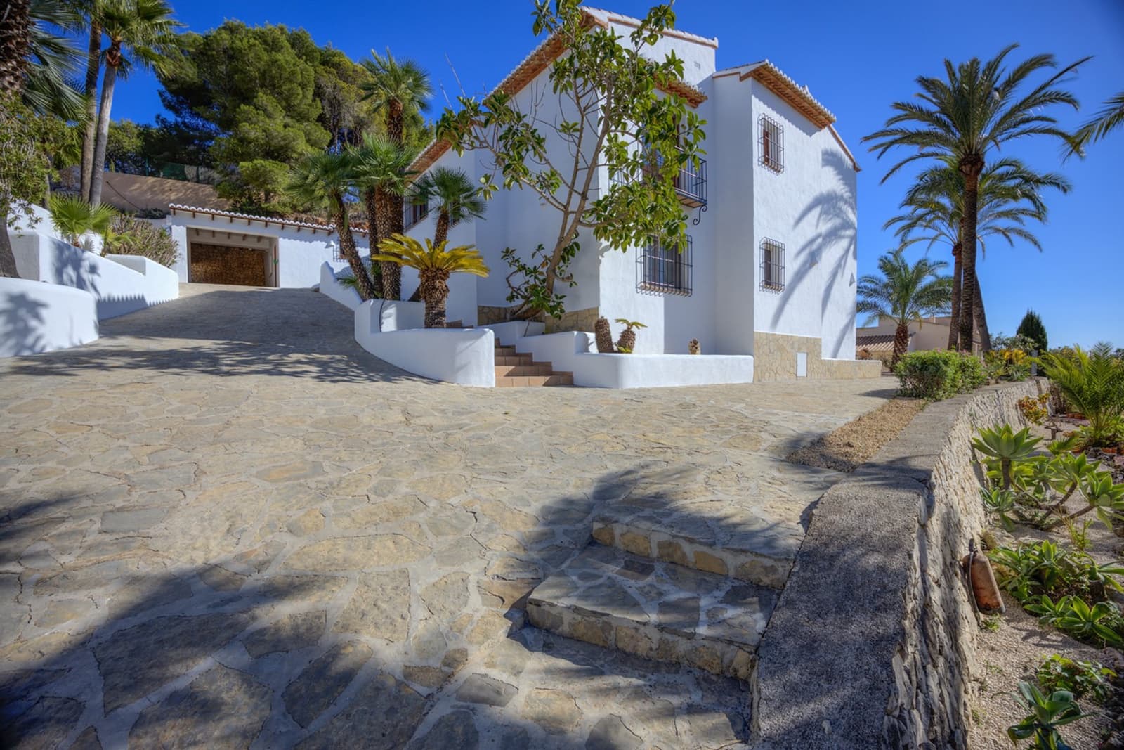 4 bedroom Villa for sale in Moraira with pool garage - € 1,145,000 (Ref: 9360562)