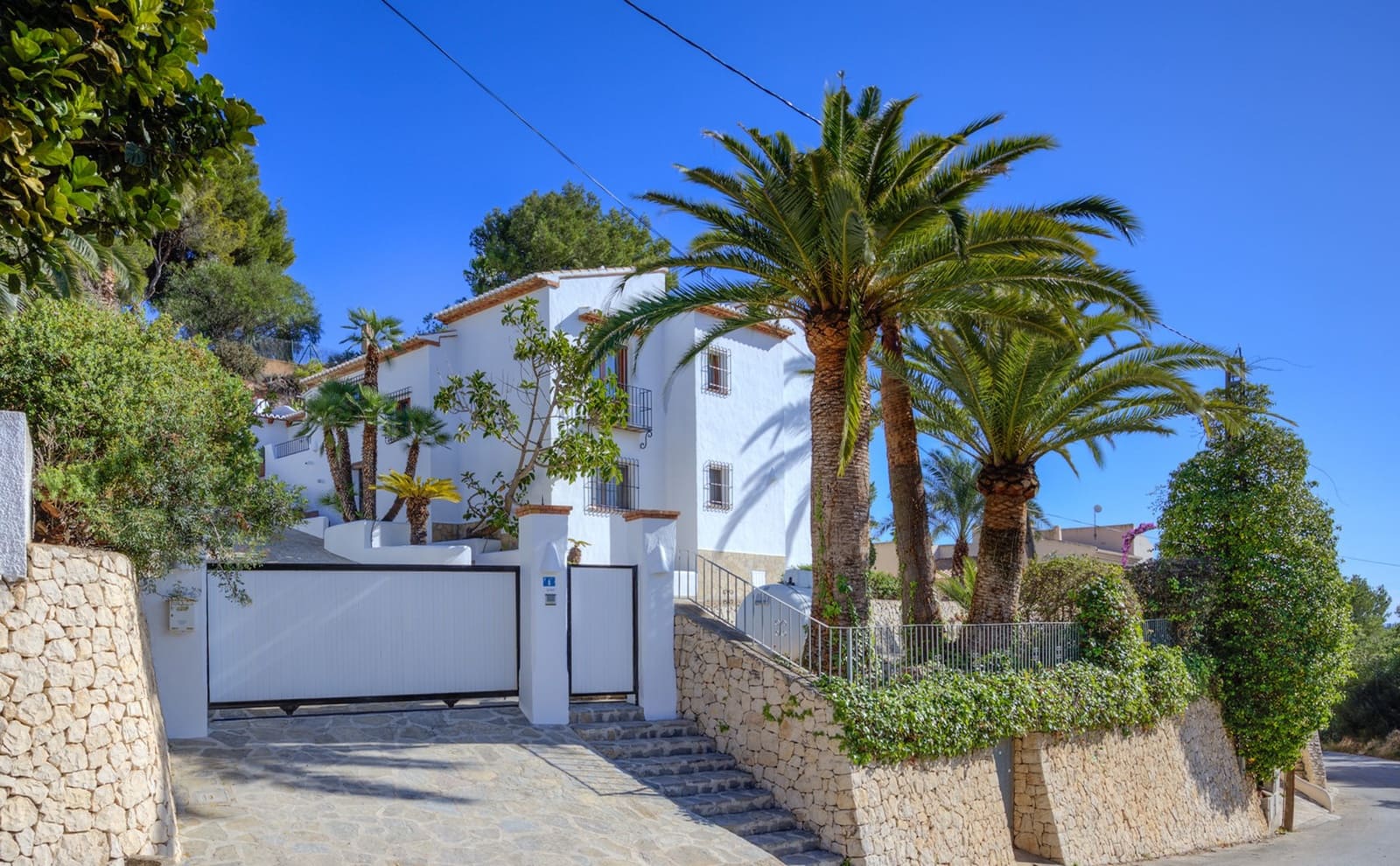 4 bedroom Villa for sale in Moraira with pool garage - € 1,145,000 (Ref: 9360562)