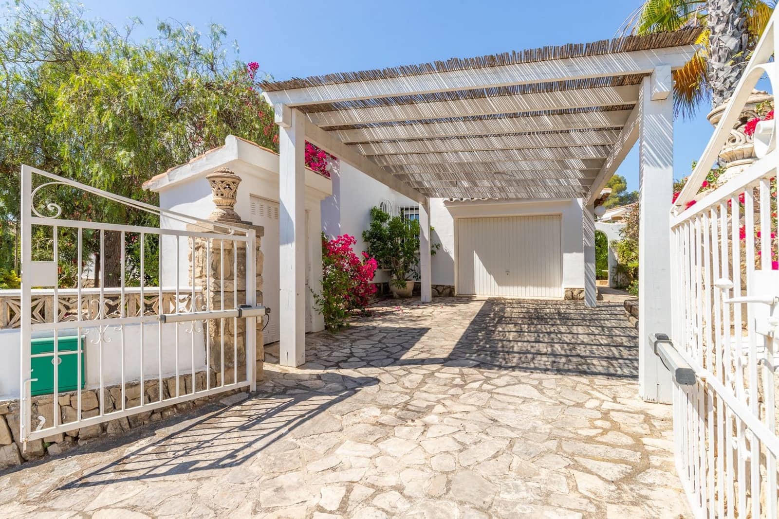 3 bedroom Villa for sale in Benissa with pool - € 795,000 (Ref: 9653061)