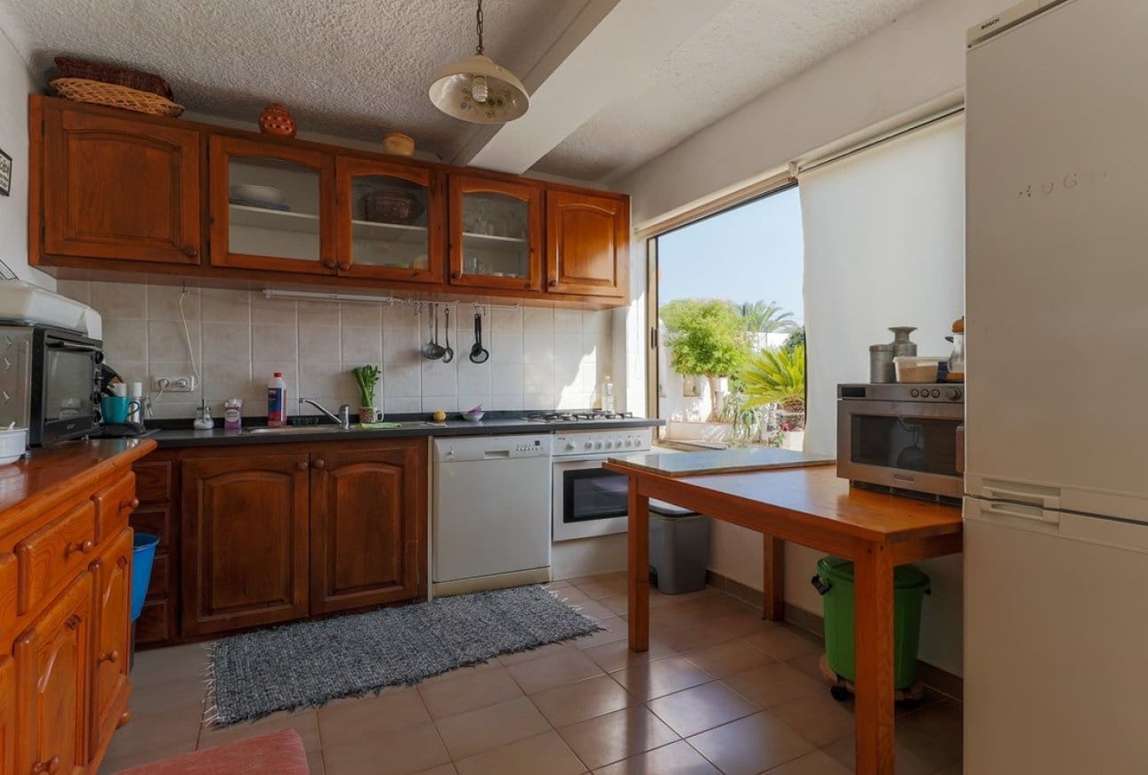 6 bedroom Villa for sale in Moraira with pool - € 980,000 (Ref: 9865471)
