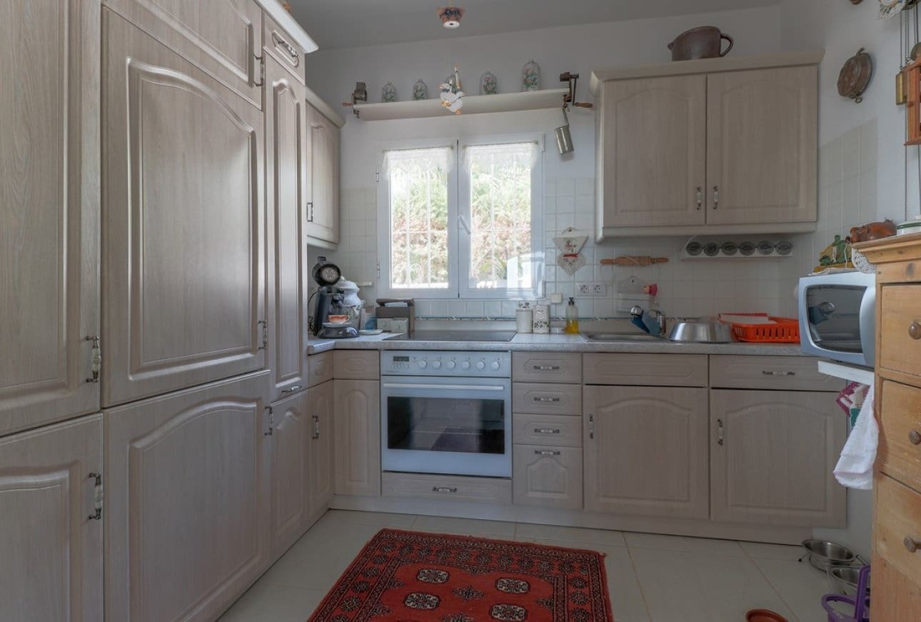6 bedroom Villa for sale in Moraira with pool - € 980,000 (Ref: 9865471)