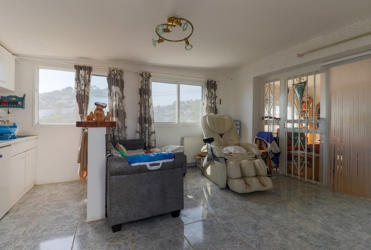 6 bedroom Villa for sale in Moraira with pool - € 980,000 (Ref: 9865471)