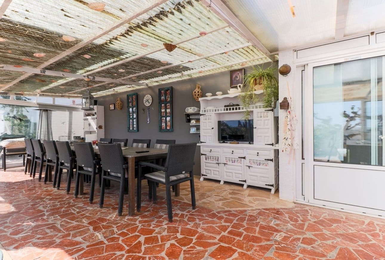 6 bedroom Villa for sale in Moraira with pool - € 980,000 (Ref: 9865471)