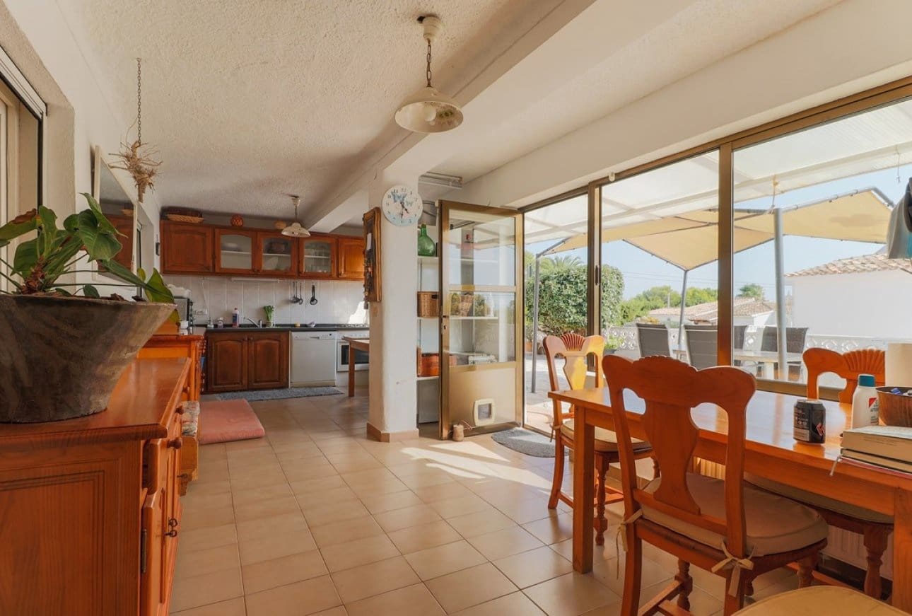 6 bedroom Villa for sale in Moraira with pool - € 980,000 (Ref: 9865471)