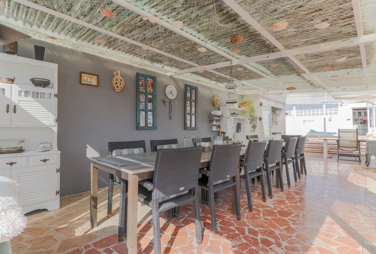 6 bedroom Villa for sale in Moraira with pool - € 980,000 (Ref: 9865471)