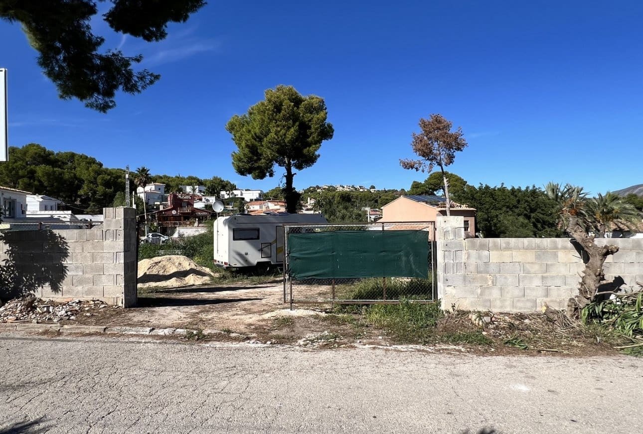 Grunde uden byggetilladelser til salg i Moraira - € 250.000 (Ref: 9929799)