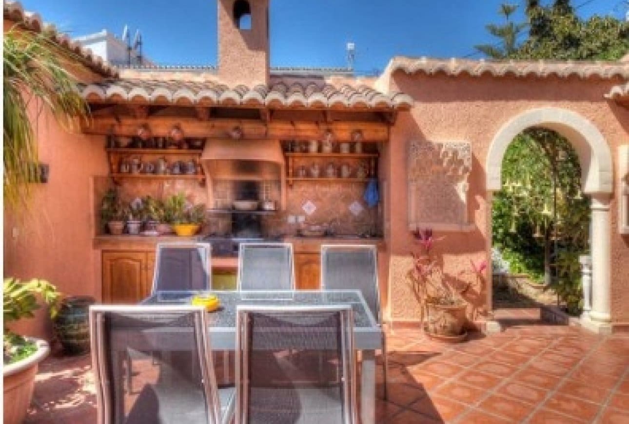9 bedroom Villa for sale in Benissa with pool garage - € 995,000 (Ref: 9932209)