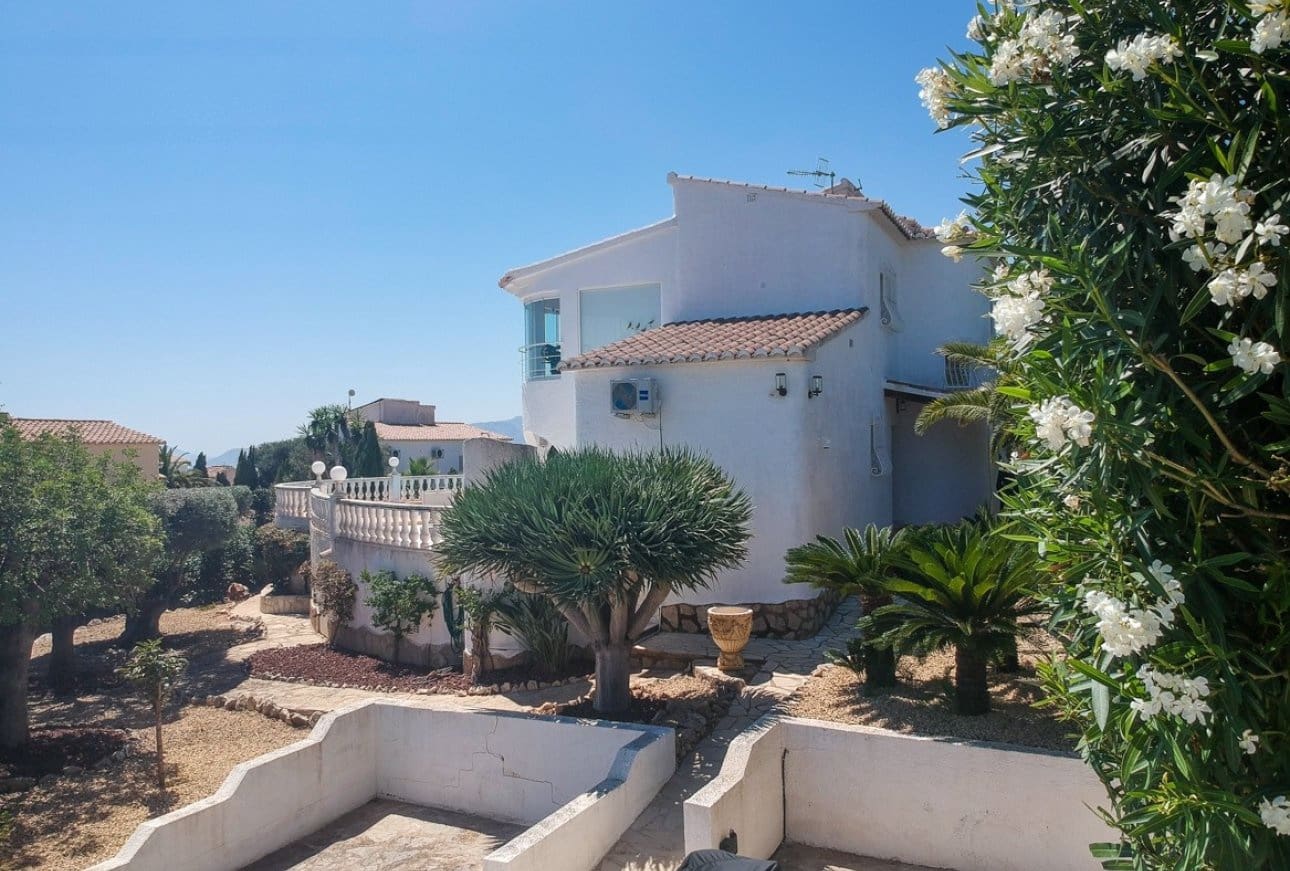 3 bedroom Villa for sale in Cumbre del Sol with pool - € 830,000 (Ref: 9977991)
