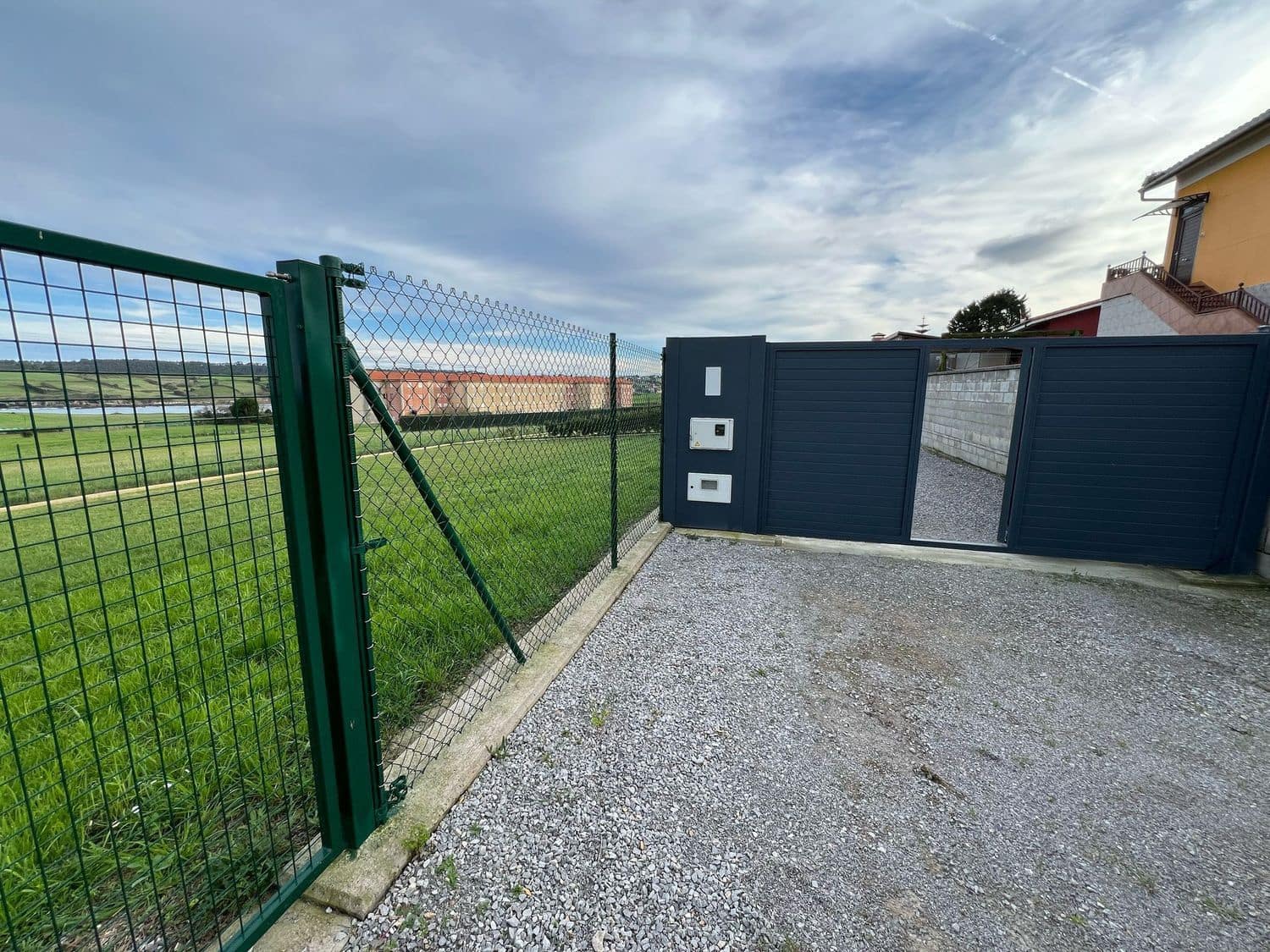 Grunde uden byggetilladelser til salg i Gozon - € 125.000 (Ref: 8834073)