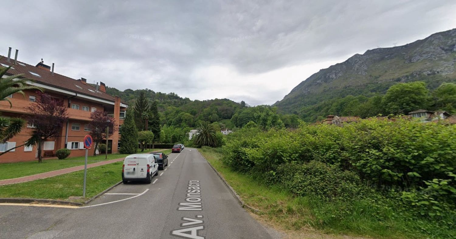 Grunde uden byggetilladelser til salg i Morcin - € 250.000 (Ref: 9075685)