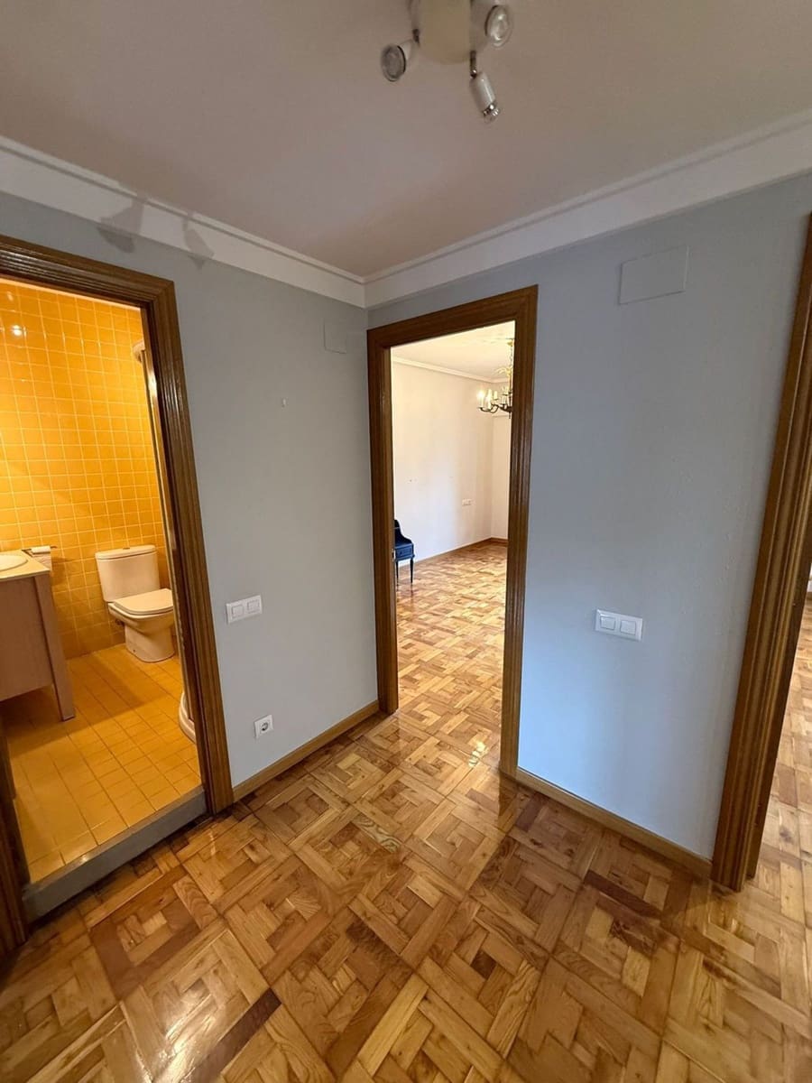 4 camera da letto Appartamento da affittare in Oviedo con garage - 1.200 € (Rif: 9496779)