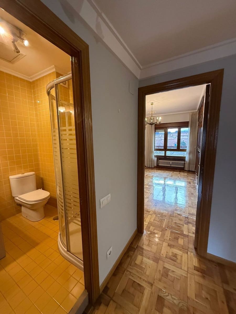 4 camera da letto Appartamento da affittare in Oviedo con garage - 1.200 € (Rif: 9496779)