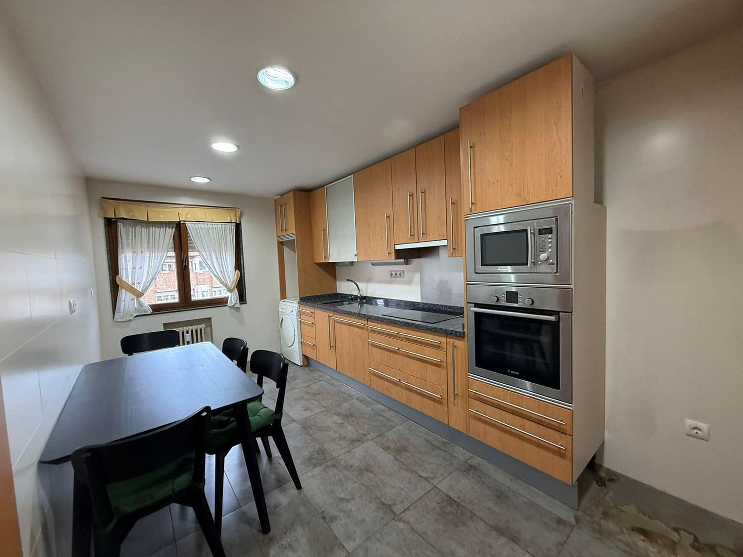 4 camera da letto Appartamento da affittare in Oviedo con garage - 1.200 € (Rif: 9496779)