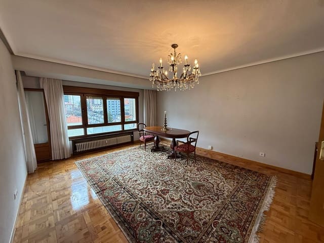 4 slaapkamer Appartement te huur in Centro Urbano, Oviedo met garage - € 1.200 (Ref: 9496779)