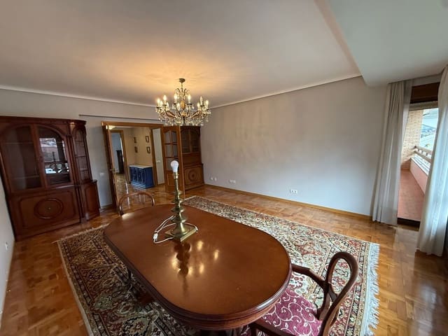 4 slaapkamer Appartement te huur in Centro Urbano, Oviedo met garage - € 1.200 (Ref: 9496779)