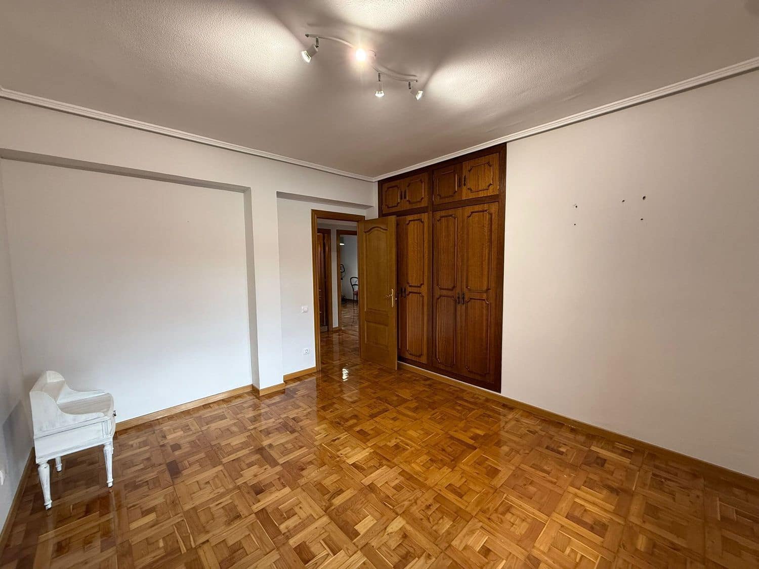 4 camera da letto Appartamento da affittare in Oviedo con garage - 1.200 € (Rif: 9496779)