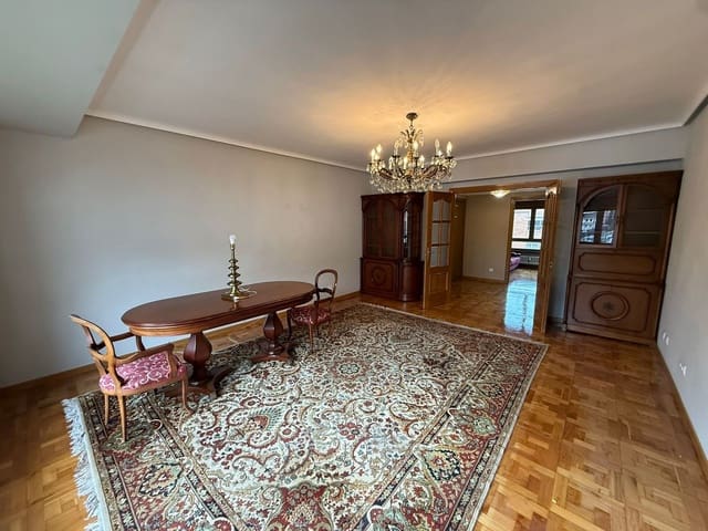 4 slaapkamer Appartement te huur in Centro Urbano, Oviedo met garage - € 1.200 (Ref: 9496779)