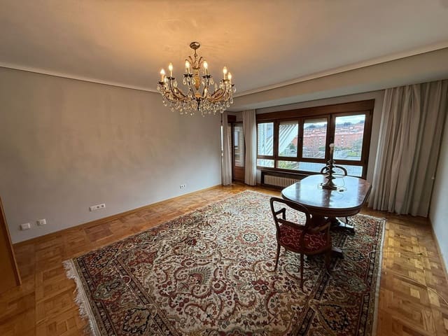 4 slaapkamer Appartement te huur in Centro Urbano, Oviedo met garage - € 1.200 (Ref: 9496779)