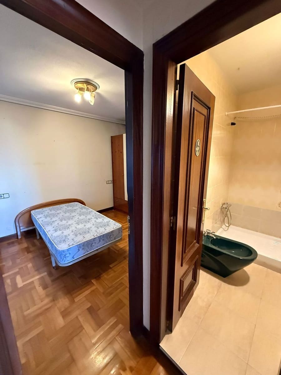 2 bedroom Apartment for sale in Oviedo with garage - € 219,000 (Ref: 9540837)