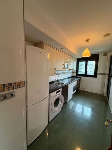 2 soveværelse Lejlighed til leje i Centro Urbano, Oviedo med garage - € 750 (Ref: 9575507)